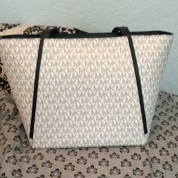 Michael Kors tote - Picture 2 of 5